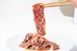 画像2: 【食べ応え抜群の肉感！少し甘めのたれがご飯に合う】焼肉人気No.1   特製よしやす牛カルビ 400g (2)