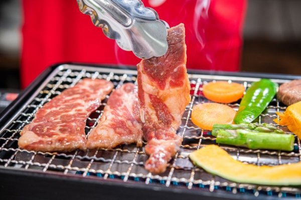 画像3: 【食べ応え抜群の肉感！少し甘めのたれがご飯に合う】焼肉人気No.1   特製よしやす牛カルビ 400g (3)