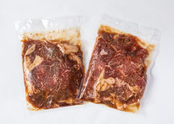 画像2: 【WEB限定】ハッキリいって赤字です【肉屋の本気!北海道産霜降りF1高級カルビ 1.2Kg 】よしやす特選味付牛カルビ 600g×2袋 (2)