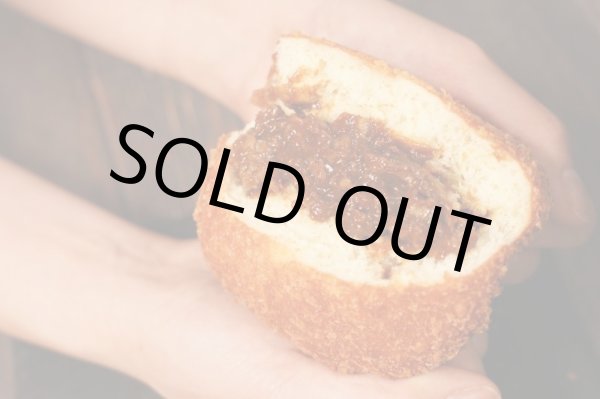 画像2: 【肉屋の本気！牛肉たっぷり入った本格スパイスカレー】よしやす焼かれーぱん (2)